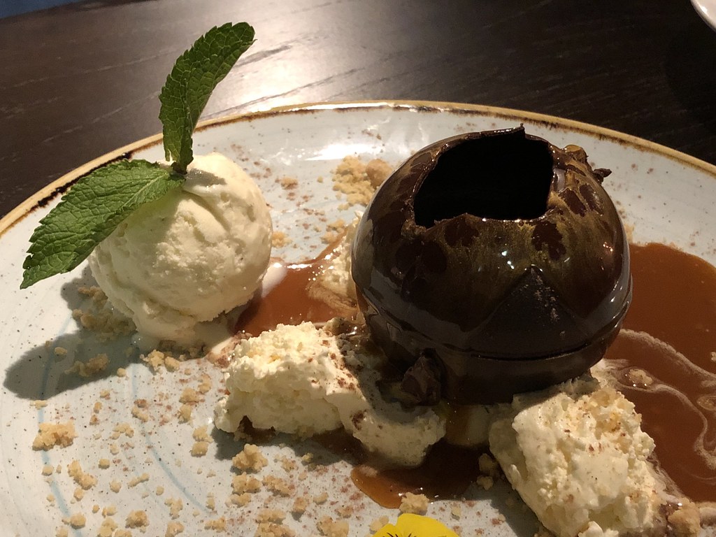 MELTING CHOCOLATE & PEANUT BOMB